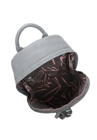 Zaino grigio in pelle sintetica con un pattina rotonda e una maniglia, dotato di una fodera interna nera con motivi di foglie rosa. Chiusura con zip.