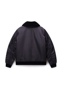 Giacca bomber nera con colletto in pelliccia sintetica, design imbottito, polsini e orlo a costine, con elastici arricciati sulle maniche e sul retro.