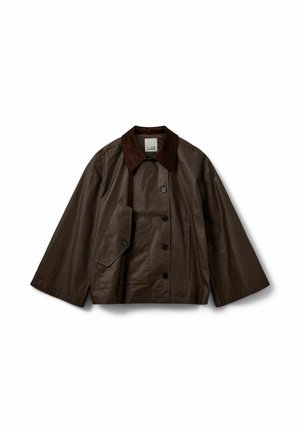Veste courte en cuir marron foncé avec manches larges, fermeture par boutons, grande poche avant et col plus foncé en contraste.