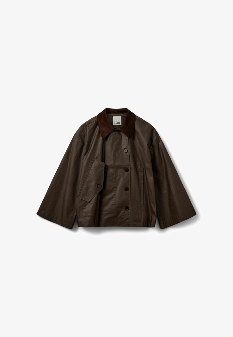 Veste courte en cuir marron foncé avec manches larges, fermeture par boutons, grande poche avant et col plus foncé en contraste.