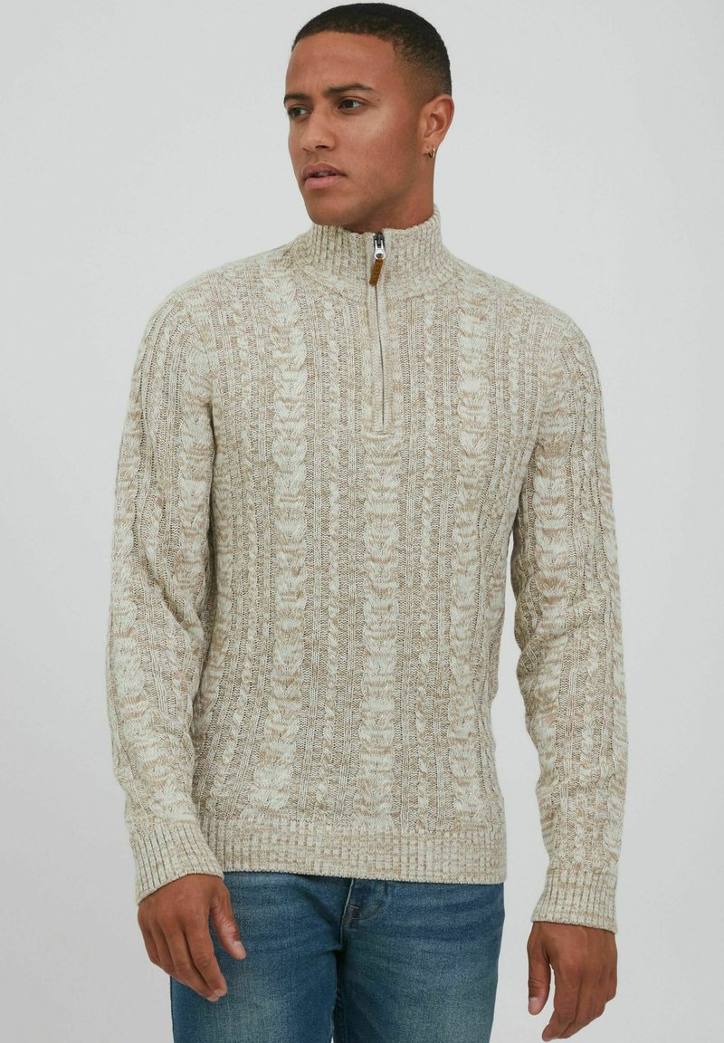 Beiger Halbzip-Pullover mit gerippten Bündchen und Saum. Strukturierter Strick mit vertikalen Streifen. Baumwollmix-Stoff. Lässige Passform.