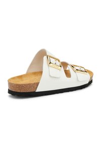 Sandal in similpelle bianca con due fibbie regolabili in oro, soletta in sughero e suola in gomma nera. Finitura liscia e design aperto.
