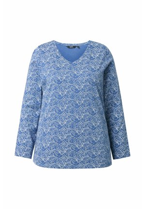 Camicia a maniche lunghe blu con scollo a V e motivo floreale bianco, caratterizzata da piccoli fiori e foglie distribuiti uniformemente sul tessuto.