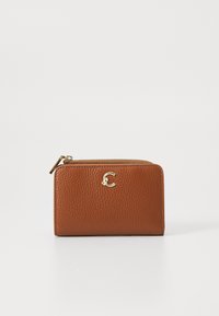 Portafoglio in pelle marrone con texture e logo dorato. Design compatto, chiusura con zip e superficie liscia. Adatto per monete e carte.