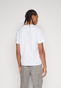 Hollister Co. Cotton Logo Graphic Tee - Apdrukāts T-krekls - brilliant white