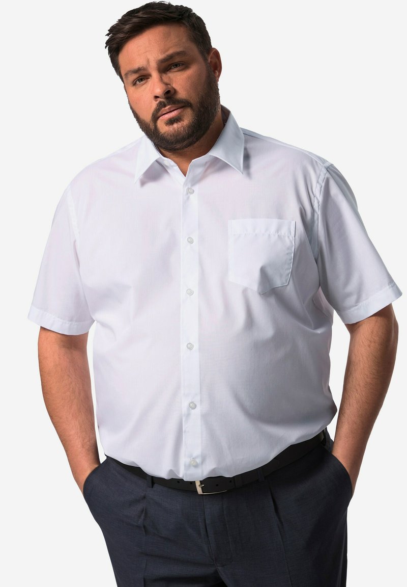 Camicia bianca a maniche corte con bottoni, dotata di tasca sul lato sinistro del petto, caratterizzata da un colletto classico, tessuto morbido e vestibilità rilassata.