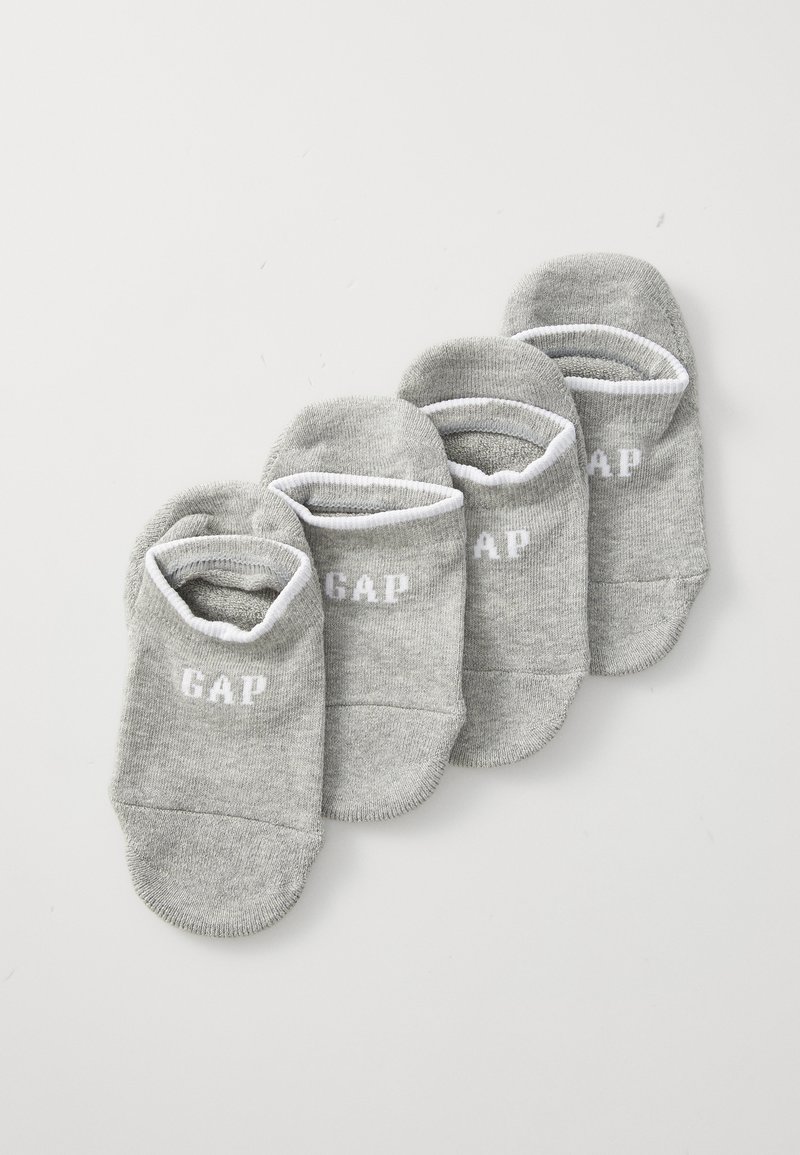 Calcetines bajos grises hasta el tobillo con el logo blanco "GAP", que presentan una textura suave y un puño blanco en contraste. Cuatro pares dispuestos ordenadamente.