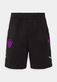 Shorts de sport noirs avec taille élastique, rayures vertes près des ourlets, et logos violets du FC Bayern Munich et Adidas sur les côtés avant.