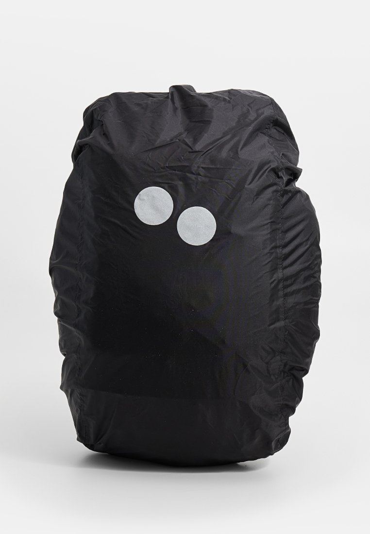 Schwarzer Rucksack, bedeckt mit einer schützenden Regenhülle, die auf der Rückseite zwei runde reflektierende Punkte aufweist.