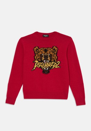 Sarkans džemperis ar apaļu kakla izgriezumu, kuram ir adīts lāča dizains un "DSQUARED2" teksts dzeltenā krāsā apakšā. Mīksta tekstūra, garas piedurknes.