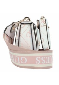 Strukturovaná kabelka z bílé texturované látky s růžovým vzorem. Disponuje širokým růžovým popruhem s bílým nápisem a zlatými kovovými doplňky.