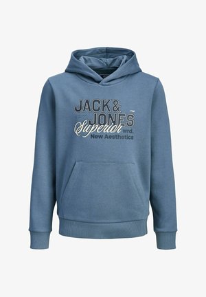 Sininen huppari, joka on valmistettu pehmeästä kankaasta, ja siinä on etutasku, resorit hihansuissa ja helmassa. Hupparissa on painettu teksti: "JACK & JONES Superior New Aesthetics."