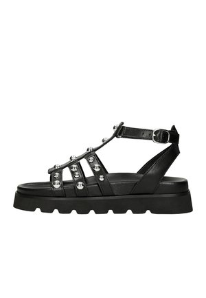 Zwarte plateausandaal met meerdere bandjes versierd met ronde zilverkleurige studs en een enkelgespsluiting.