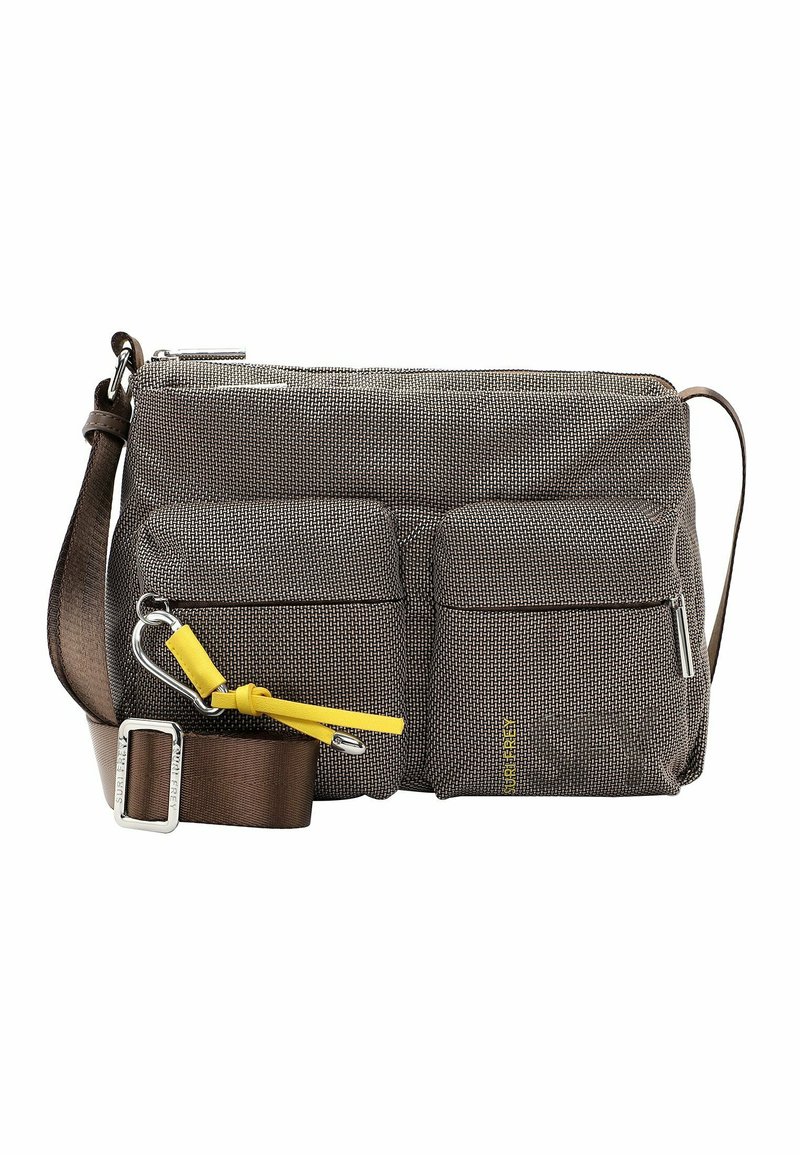 Borsa a tracolla in tessuto marrone con tasche anteriori con zip, tracolla regolabile e dettaglio giallo. Materiale resistente con un design moderno.