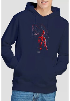 Marineblaue Kapuzenjacke mit rotem Grafikdruck einer Figur in actionreicher Pose, ausgestattet mit einer Fronttasche und gerippten Bündchen. Marvel-Logo enthalten.