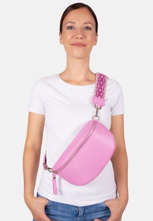 Rosa Leder-Umhängetasche mit runder Form, strukturiertem Oberflächenfinish und gemustertem Gurt. Ausgestattet mit einem silbernen Reißverschluss und verstellbaren Beschlägen.