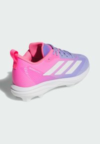 Rosa und lila Adidas Adizero Instinct Fußballschuh mit weißen Streifen und geformten Stollen auf einer weißen Sohle, von der Seite und hinten betrachtet.