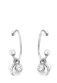 Silberne Creolen mit einer Perle und einem klaren Edelsteinelement, mit einer glatten, polierten Oberfläche und einem ineinander verschlungenen Design.