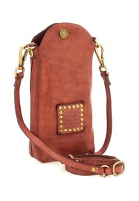 Borsa a tracolla in pelle marrone con tracolla regolabile, ferramenta in ottone, emblema rotondo del logo e un rettangolo decorato con borchie dorate.