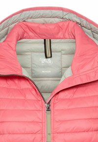 Rosa isolierte Jacke mit horizontalen Nähten, grauem Innenfutter, Reißverschluss und Aufhängeschlaufe. Kennzeichnet mit "recycelt" von Camel Active.