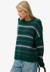 Jersey de rayas verdes con rayas azules y blancas, hecho de un material de punto suave. Presenta un escote amplio y costuras de hombro caídas.