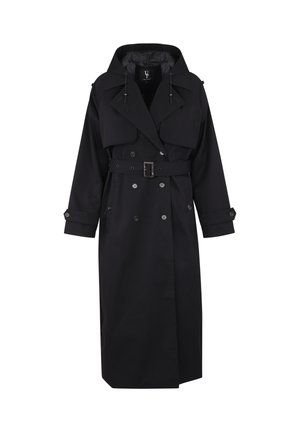 Svart trenchcoat med dobbeltspent design, belted liv og stor krage. Har hette og knappede mansjetter. Glatt stofftekstur.