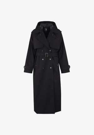 Svart trenchcoat med dobbeltspent design, belted liv og stor krage. Har hette og knappede mansjetter. Glatt stofftekstur.