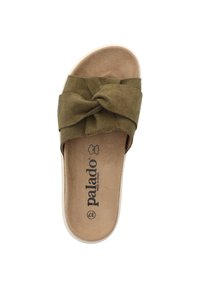 Sandale à enfiler en suède vert olive avec un design supérieur noué, dotée d'une semelle intérieure rembourrée beige et d'une semelle extérieure en caoutchouc blanche. Logo de la marque visible.