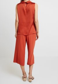 Taifun Broek - metallic red
