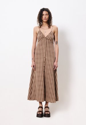 Braunes und beiges Gingham-Maxikleid mit tiefem V-Ausschnitt, Spaghettiträgern und vorderem Knopfverschluss, fließendem Stoff und A-Linien-Form.