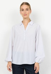 Witte blouse met lichtblauwe verticale strepen, kraaglijn, knoopsluiting en lange, licht gepofte mouwen. Casual pasvorm.
