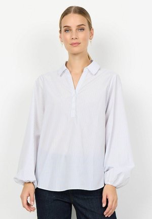Camicia bianca con righe verticali azzurre chiare, colletto, pattina con bottoni e maniche lunghe leggermente puffate. Fit casual.
