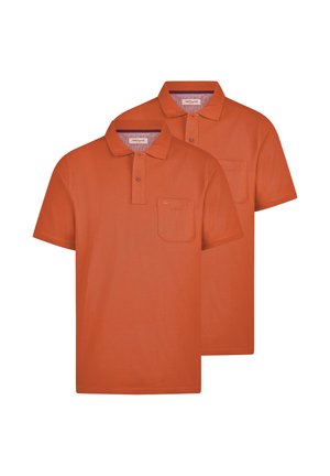 Dwie gładkie pomarańczowe koszulki polo z krótkim rękawem, kołnierzykami i kieszeniami na piersi, przedstawione na białym tle.