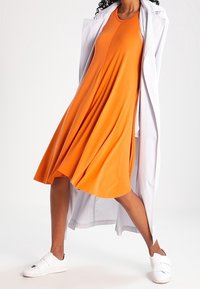 By Malene Birger Žerzejové šaty - orange