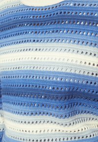 Strickpullover mit horizontalen Streifen in verschiedenen Blautönen, akzentuiert mit hellblau und weiß. Durchgehend offenes Lochmuster.