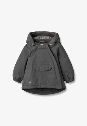 Pilkas vėjo nepraleidžiantis striukės tipo švarkelis su kapišonu, elastinėmis rankogaliais, priekinė kišene ir languotu pamušalu. Pagamintas iš vandeniui atsparios medžiagos. Yra spaudžiami užtrauktukai.