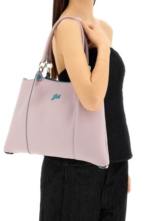 Borsa a mano in pelle lilla chiaro con texture liscia, forma ovale e dettagli blu a contrasto. Presenta due manici e un logo sul davanti.