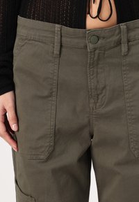 Good American CROPPED PANTS - Παντελόνι cargo - fatigue