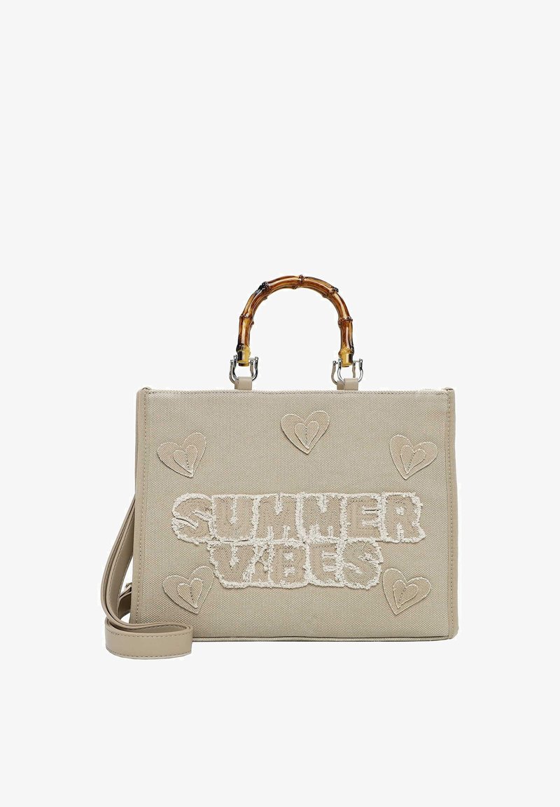 Beżowa torba typu tote z bambusową rączką, odpinanym paskiem na ramię, haftowanym napisem "SUMMER VIBES" oraz naszywkami w kształcie serca.