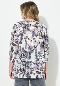 T-shirt met luipaardprint en driekwartmouwen, met een mix van grijze, zwarte en perzikkleurige tinten op een zachte stof met een ontspannen pasvorm.