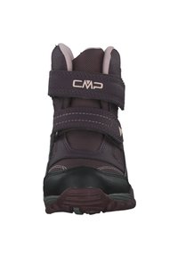 Scarpe da trekking per bambini di colore viola scuro con dettagli grigi. Presentano una tomaia in rete traspirante, cinturini in velcro regolabili e suola in gomma resistente.