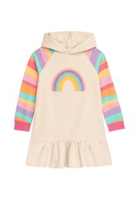 Beżowa sukienka z kapturem z tęczowymi naszywkami; kolorowe, w paski długie rękawy w odcieniach różu, niebieskiego, pomarańczowego i fioletowego; falbaniasty detal u dołu.