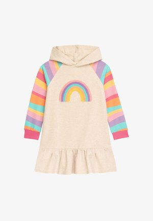 Vestido beige con capucha y aplicación de arcoíris; mangas largas de rayas coloridas en rosa, azul, naranja y púrpura; detalle de dobladillo con volantes.