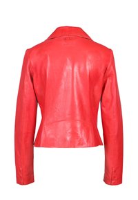 Röd läderjacka med en åtsittande design, snedkrage och slät yta. Har minimala sömmar och en subtil logotyp på nacken.
