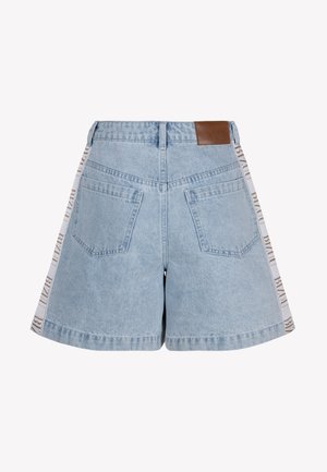 Lichtblauwe denimshorts met twee achterzakken, een bruin leren merkembleem en witte zijstrepen met herhalende logotekst.