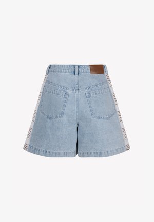 Lichtblauwe denimshorts met twee achterzakken, een bruin leren merkembleem en witte zijstrepen met herhalende logotekst.