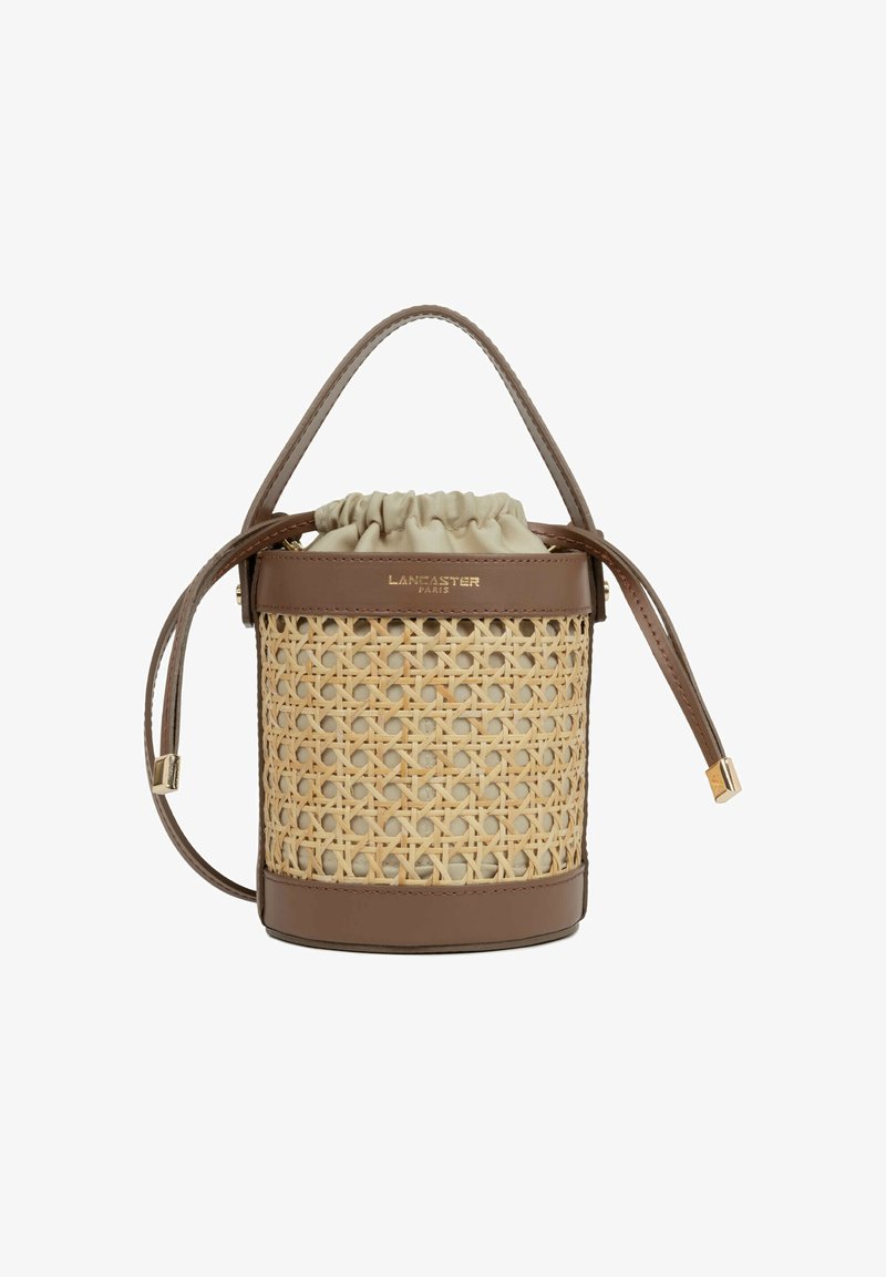 Borsa a secchiello rotonda in vimini e ecopelle marrone, con chiusura beige a coulisse e dettaglio logo in tono oro.