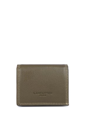 Portefeuille compact en cuir marron avec coutures apparentes et logo en relief "Lancaster Paris" au centre avant.