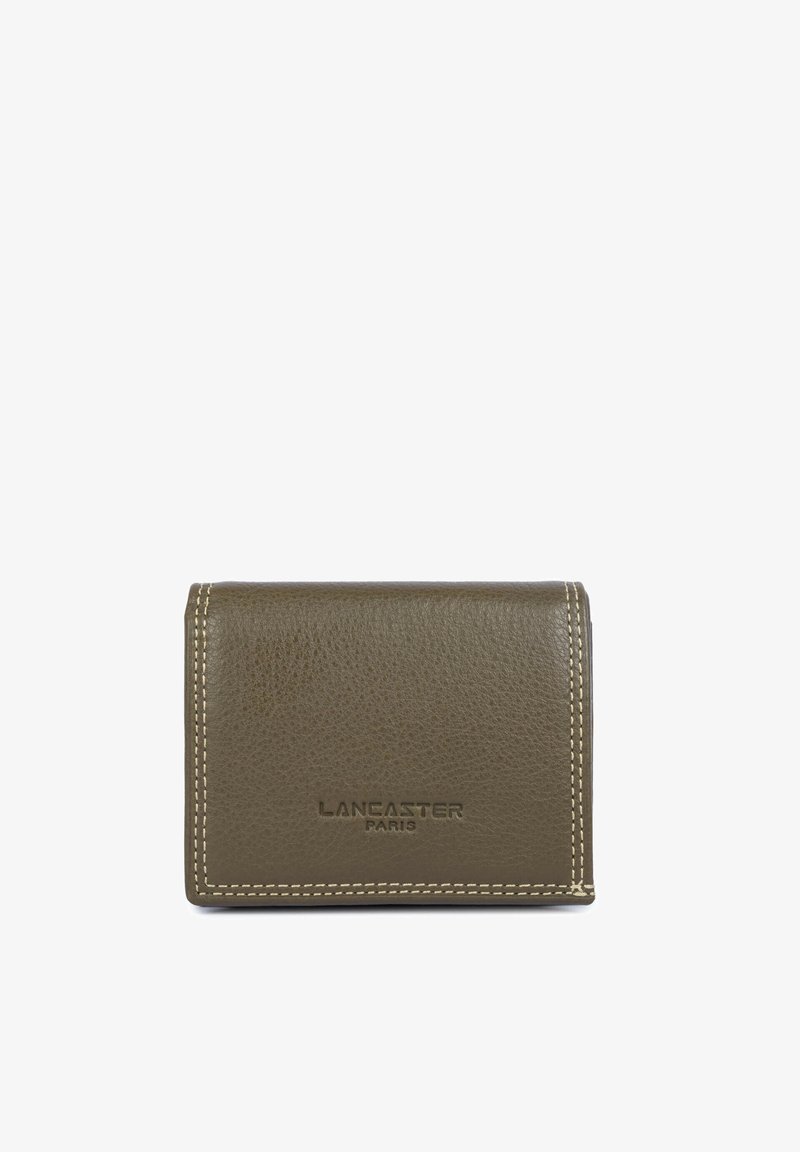 Portefeuille compact en cuir marron avec coutures apparentes et logo en relief "Lancaster Paris" au centre avant.