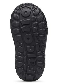 Sola di scarpa in gomma nera con un motivo testurizzato simile a ciottoli e un logo centrale in rilievo. Il design è piatto e simmetrico.